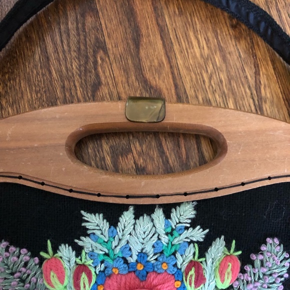Vintage 1970s Colourful 3D Flower Bouquet Embroidery Handbag w wood handle RARE - Picture 4 of 8